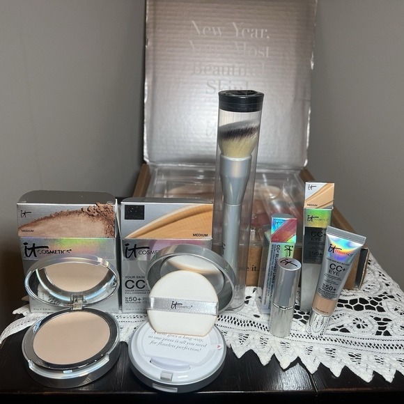 NWT 5 Pc IT Cosmetics Gift Box MEDIUM CC Cream Eye Powder Brush Lipstick